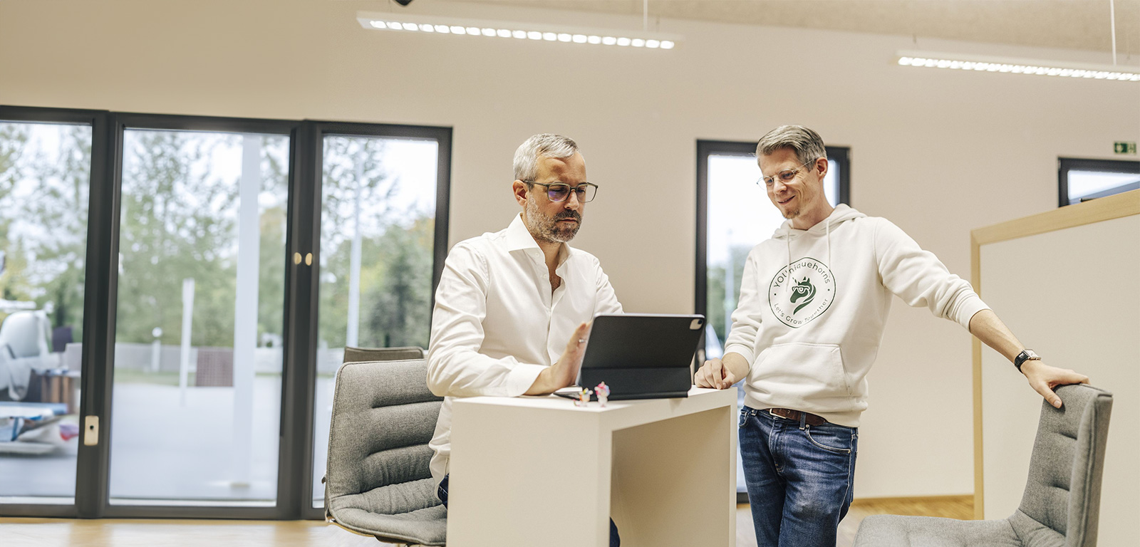 Zwei IT Experten am PC