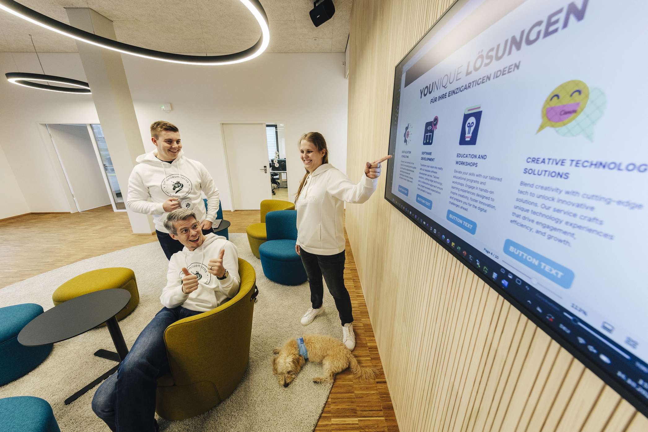 Teammeeting im Buero von Youniquehorns in Ulm mit Fokus auf Technologie und Datenschutz.